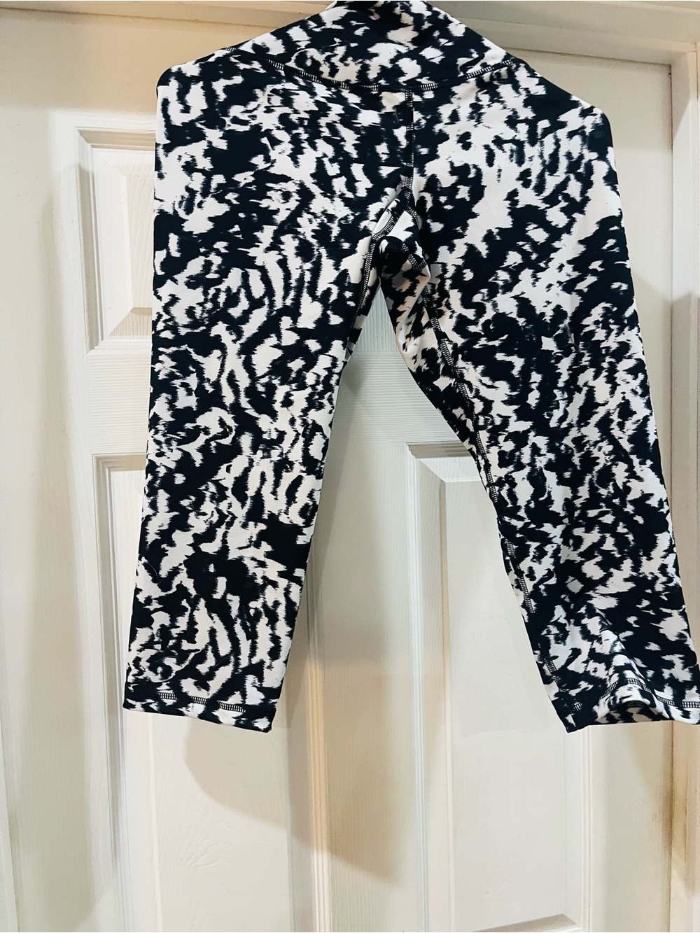 Old Navy Go-Dry Black and White Cropped Leggings - L